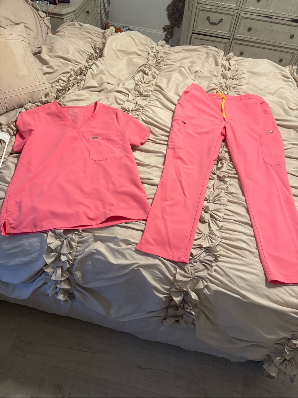 Figs women’s peach/pink scrub Set